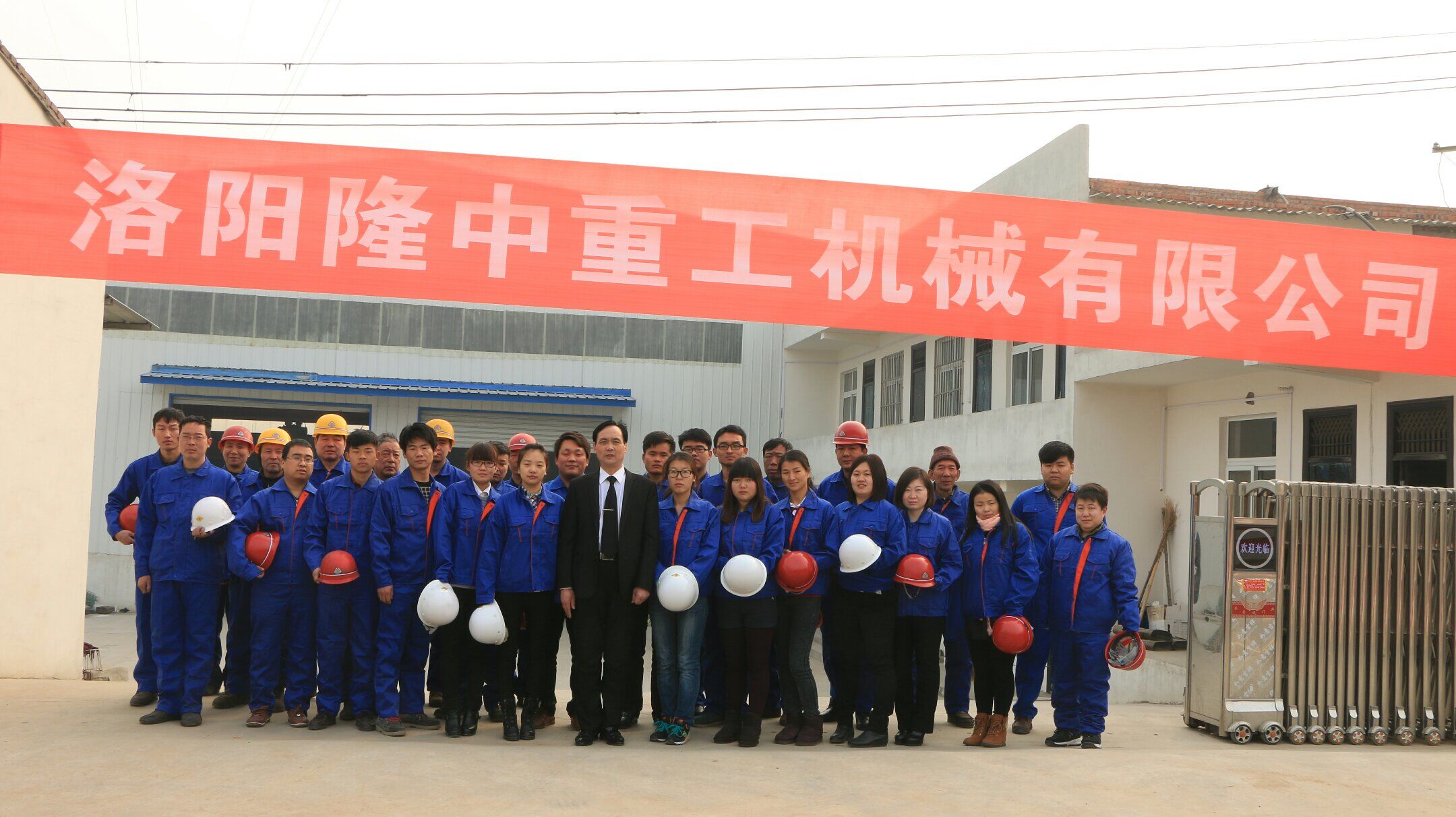 新(xīn)員工參觀學(xué)習細沙回收機車間 新員工參觀學(xué)習細沙回收機車間.jpg